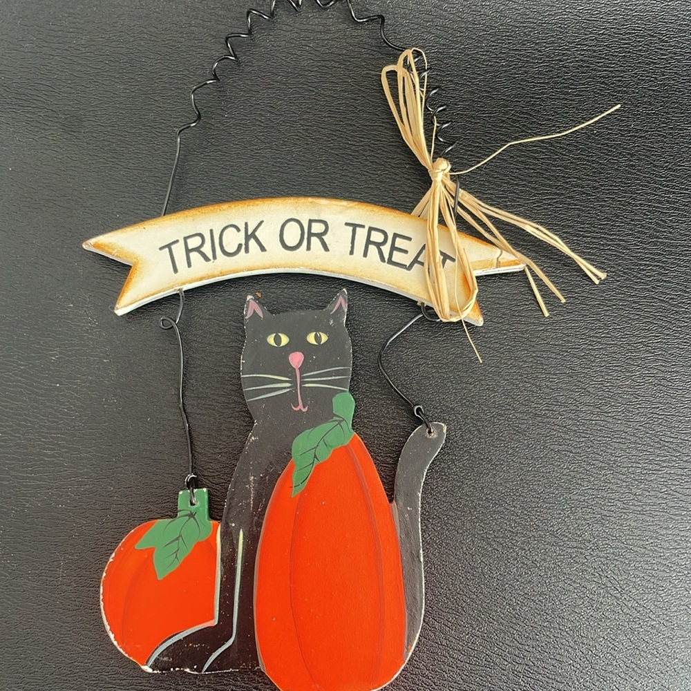 Vintage-Style Trick or Treat Hanging Wood Sign - Cat & Pumpkins Design - Picture 10 of 12